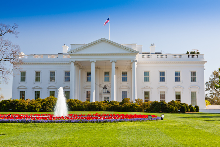 Photo of the White House in Spring.