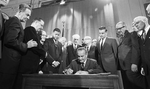 lyndon b johnson signing the civil rights act of 1968