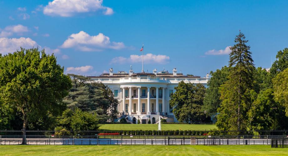 Photo of the White House in sunny weather.